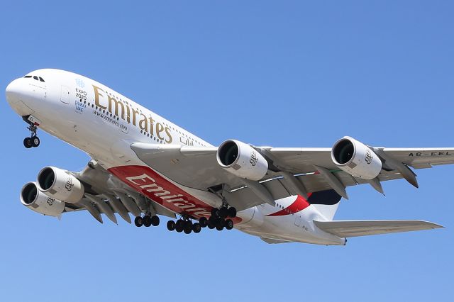 Airbus A380-800 (A6-EEL) - Landing.