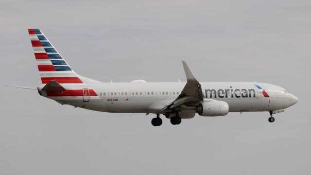 Boeing 737-800 (N983NN)