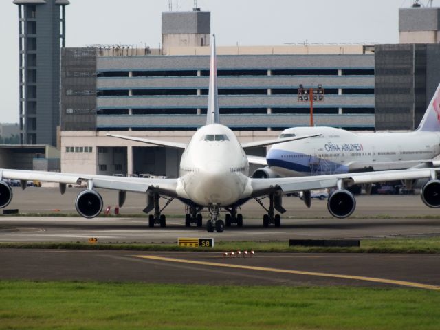 Boeing 747-400 (N664US)