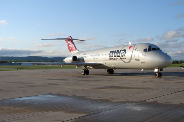 McDonnell Douglas DC-9-30 (N8921E)