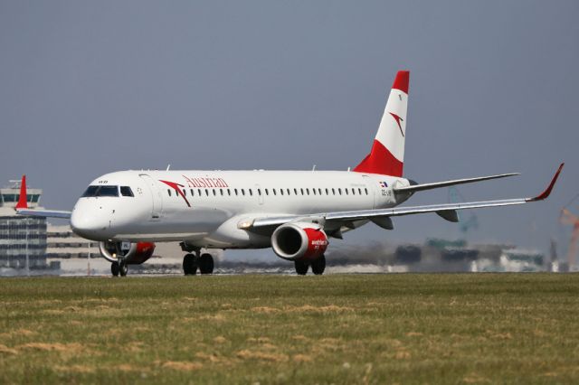 Embraer ERJ-190 (OE-LWB) - AUA464 making a hazy departure to Vienna.