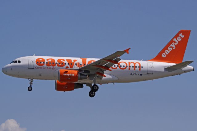 Airbus A319 (G-EZAV)