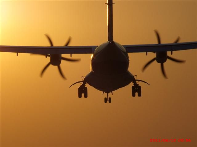 — — - ATR ATERRIZANDO EN AEROPARQUE. ARGENTINA