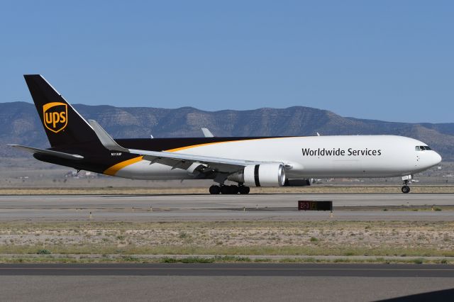BOEING 767-300 (N313UP)