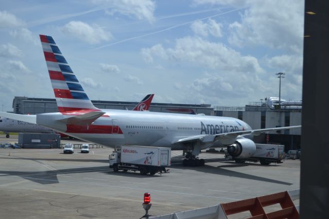 Boeing 777-200 —