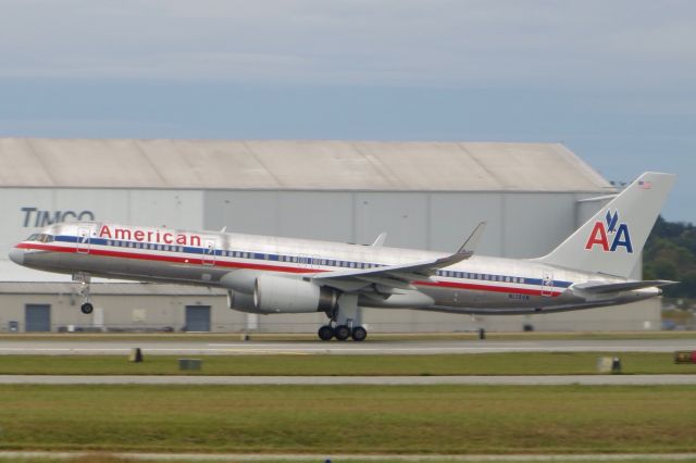 Boeing 757-200 (N175AN) - American Airlines 757-200 10/8/13