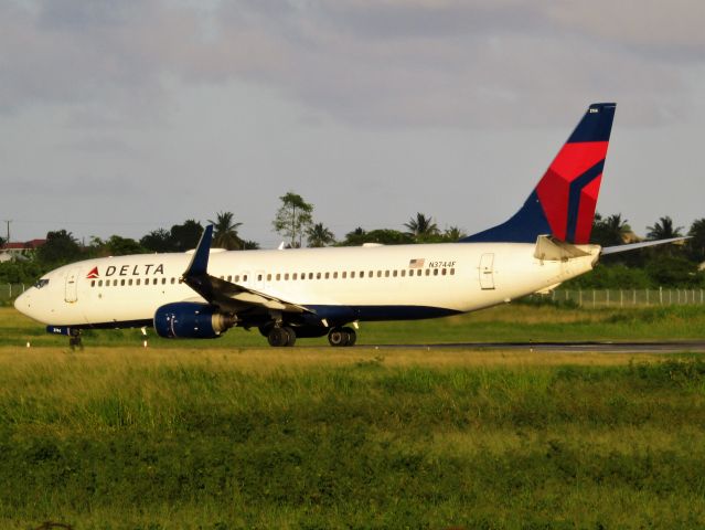 Boeing 737-800 (N3744F)