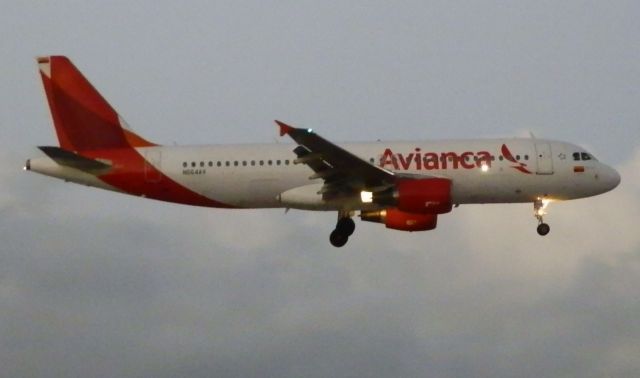 Airbus A320 (N664AV)