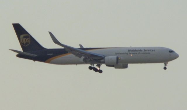 BOEING 767-300 (N342UP)