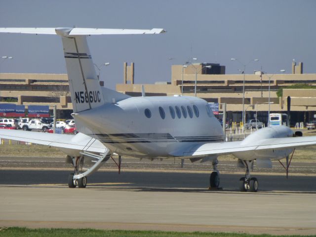 Beechcraft Super King Air 200 (N586UC)