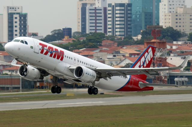 Airbus A320 (PR-TYF) - Airbus A320-214(WL) (CN 5752) Sao Paulo - Congonhas (CGH / SBSP), Brazil
