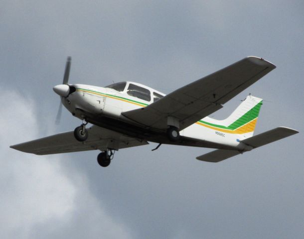 Piper Cherokee (N9685C) - Taking off RWY 26L