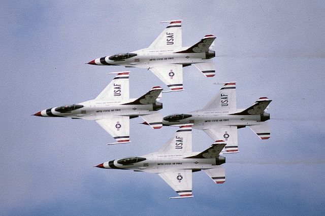 Lockheed F-16 Fighting Falcon — - Thunderbirds are GO !