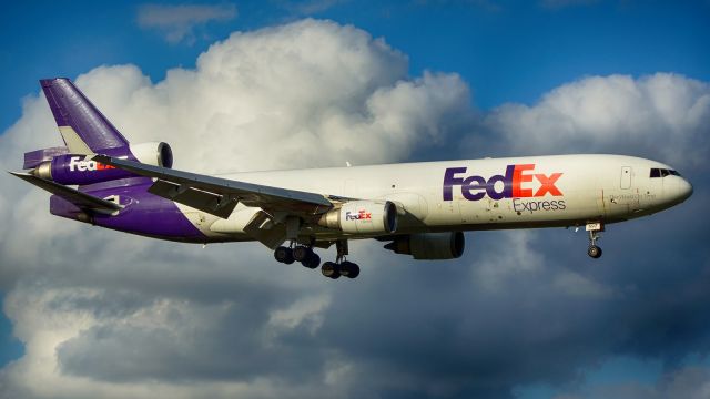 Boeing MD-11 (N597FE) - 13R approach.