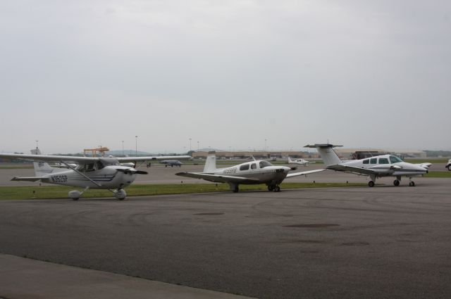 Mooney M-20 (N199RB) - HUNTSVILLE FLIGHT CENTER SINGLE (CESSNA 172), MOONEY (COMPLEX) AND DUCHESS (TWIN) TRAINERS.