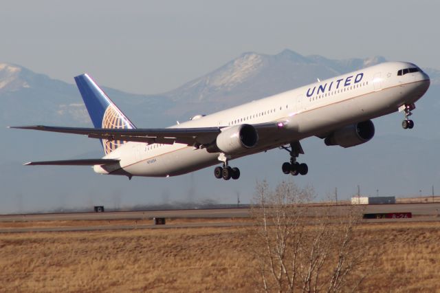 BOEING 767-400 (N76054) - United 764 12/4/21 denver