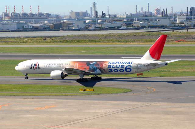 BOEING 777-300 (BON8945) - Taxi at Haneda Intl Airport on 2006/10/8 SAMURAI BLUE 2006 Title