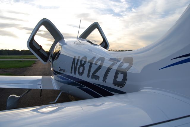 Cirrus SR-20 (N8127B)