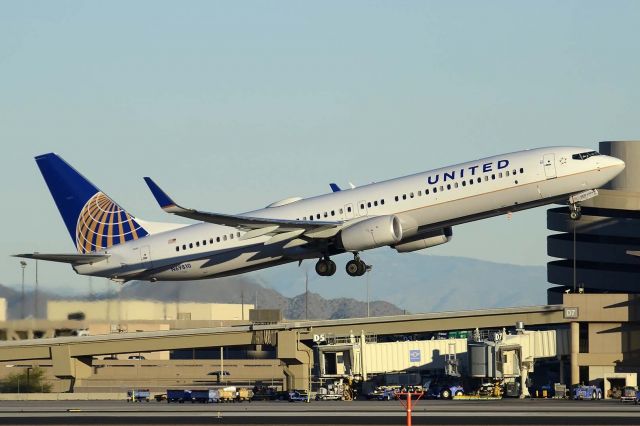 Boeing 737-900 (N69810) - United Boeing 737-924 N69810 on December 24, 2014. It first flew on December 8, 2013. Its construction number is 42744. It was delivered to United on December 19, 2013. 