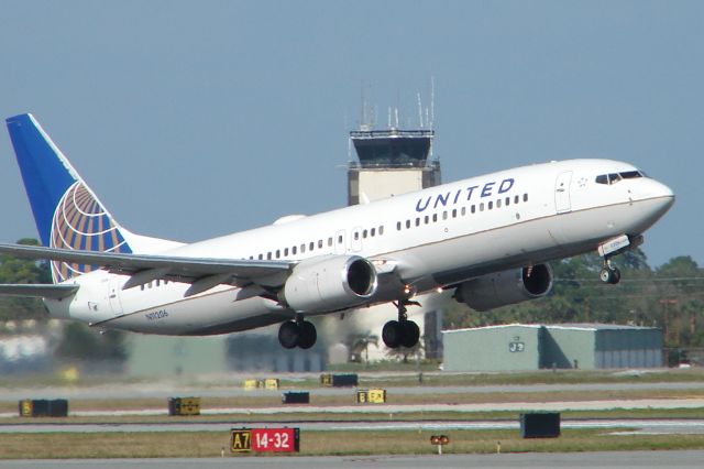 Boeing 737-800 (N11206) - United Flight 1720 (N11206) departs Sarasota-Bradenton International Airport enroute to Chicago-OHare International Airport