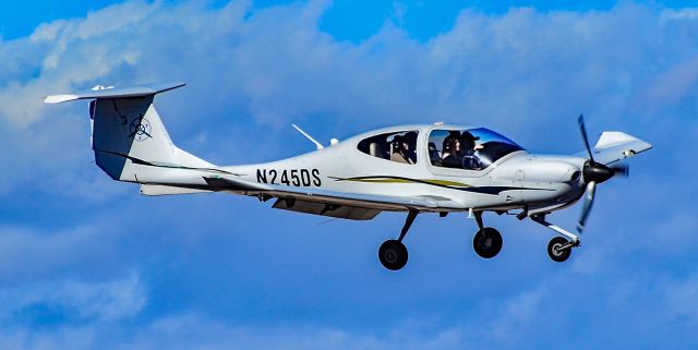 Diamond Star (N245DS) - N245DS 2007 DIAMOND DA40XL s/n 40.833 - North Las Vegas Airport  KVGTbr /Photo: TDelCorobr /February 5, 2025