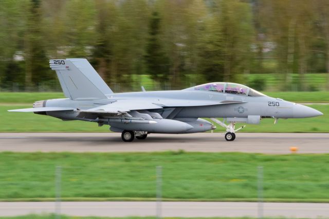 McDonnell Douglas FA-18 Hornet (16-9654) - Arrival of the second canditates for New Fighter Competition / Evaluation of the Swiss Air Force - unfortunally with cleared/missing markings of the VFA-106 Gladiators. 