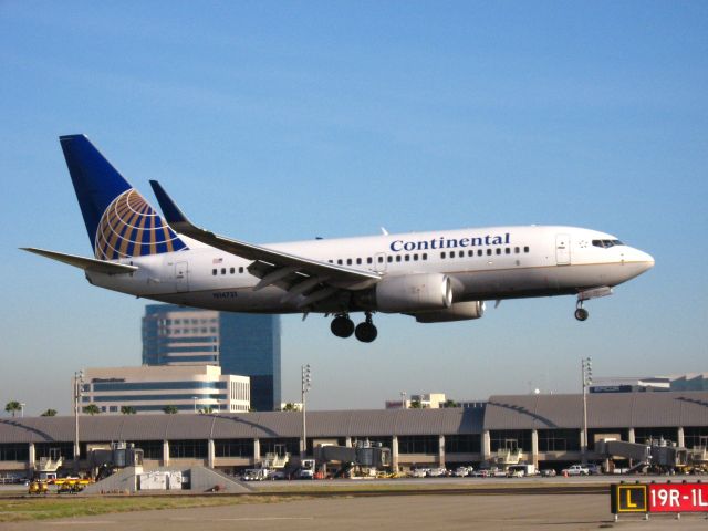 Boeing 737-700 (N14731) - Landing on RWY 19R