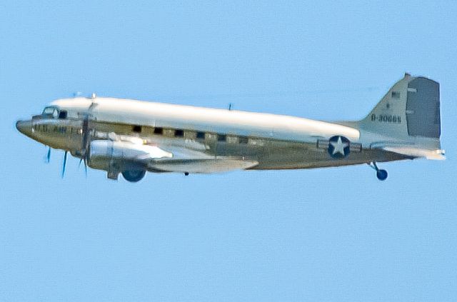Douglas DC-3 —