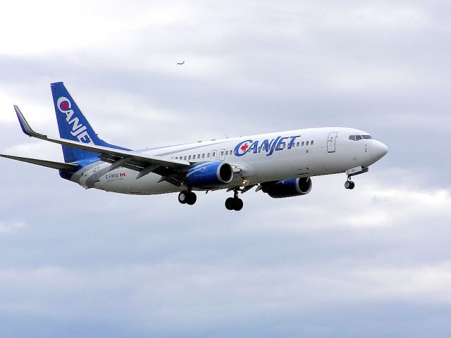 Boeing 737-800 (C-FXGG) - Landing 06L - April 27, 2014