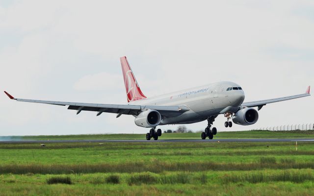 Airbus A330-200 (TC-JDR) - turkish cargo a330-200f tc-jdr landing at shannon 14/2/16.