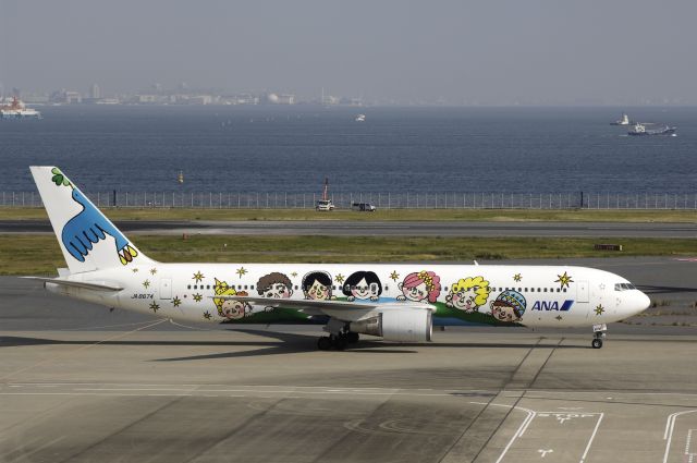 BOEING 767-300 (JA8674) - Taxing at Haneda Intl Airport on 2013/11/01 "ANA 60th Anniversary"