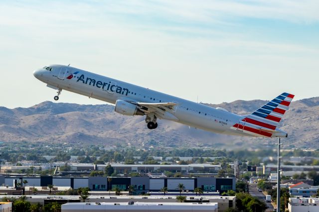 Airbus A321 (N170US) - American Airlines A321 taking off from PHX on 9/28/22. Taken with a Canon 850D and Rokinon 135mm f/2 manual focus lens.