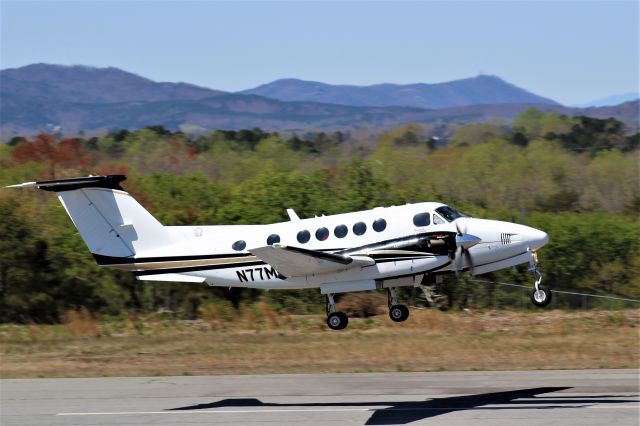 Beechcraft Super King Air 200 (N77ML)