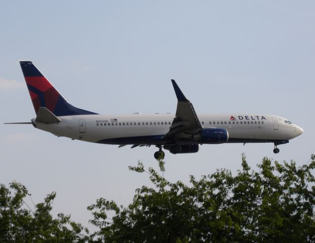 Boeing 737-800 (N3749D) - About to touch down on runway 28R at PIT after a cross-country haul from San Diegos Lindbergh field