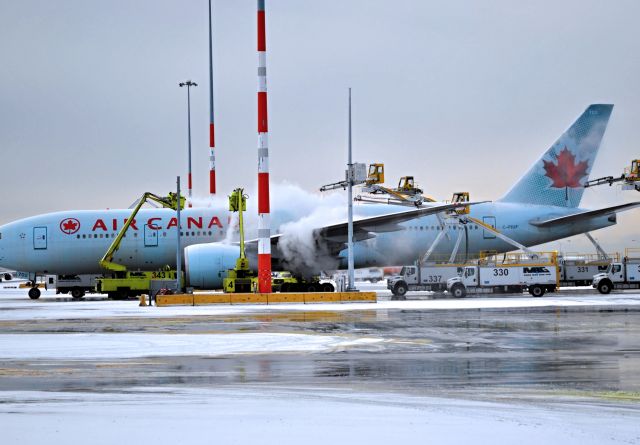 Boeing 777-200 (C-FIUF)