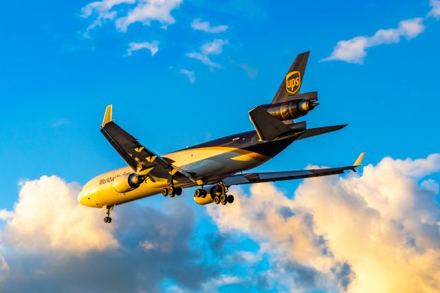 Boeing MD-11 (N252UP) - UPS MD11 lands at PHX on 12/14/22. Taken with a Canon R7 and a Sigma 50mm Art lens.