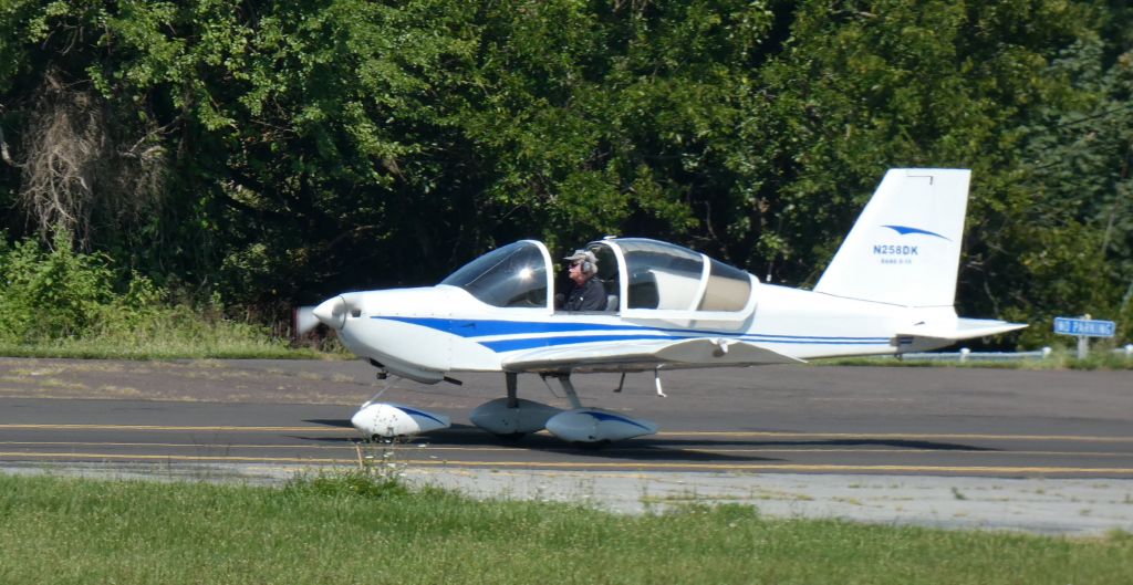 RANS S-19 Venterra (N258DK) - Taxiing for departure is this 2011 Allyn Kaste Rans S-19 Ventura Experimental in the Summer of 2023.