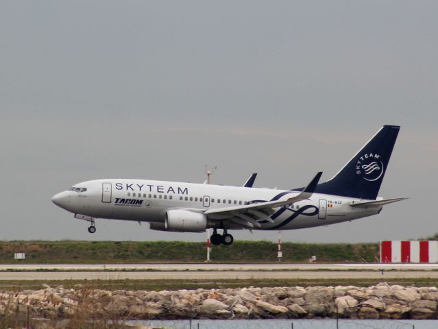 BOEING 737-300 (YR-BGF)