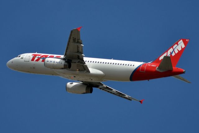 Airbus A320 (PR-MBZ)