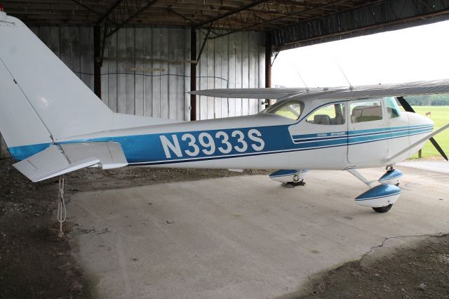 Cessna Skyhawk (N3933S)