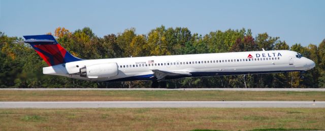 McDonnell Douglas MD-90 (N917DN)