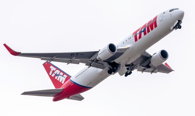 Airbus A330-300 (PT-MOE) - TAM A330-300 PT-MOE take off from Toronto