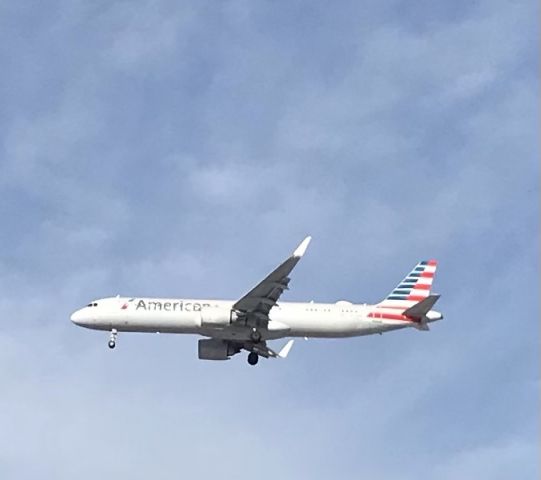 Airbus A321 (N422AN) - Runway 28C arrival! 1/16/22.