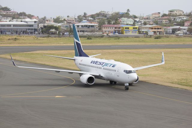 Boeing 737-700 (C-FIWS)