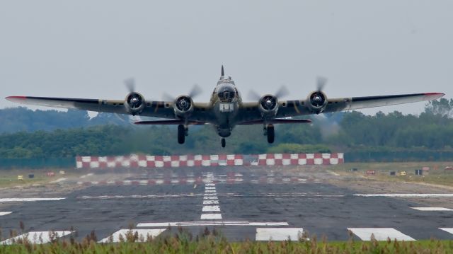 Boeing B-17 Flying Fortress (N93012) - 909 Takeoff at KBDR