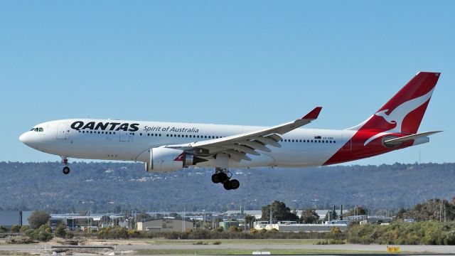 Airbus A330-200 (VH-EBE) - Airbus A330-202 Qantas VH-EBE runway 03 YPPH 160618.