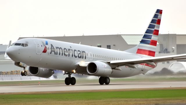 Boeing 737-800 (N987AN) - Taking off from Rwy 24R ti MIA/KMIA.