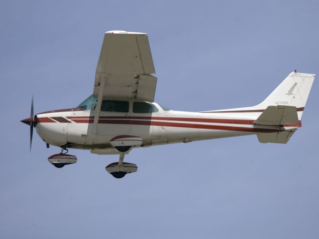 Cessna Skyhawk (N6705E) - Take off runway 26.