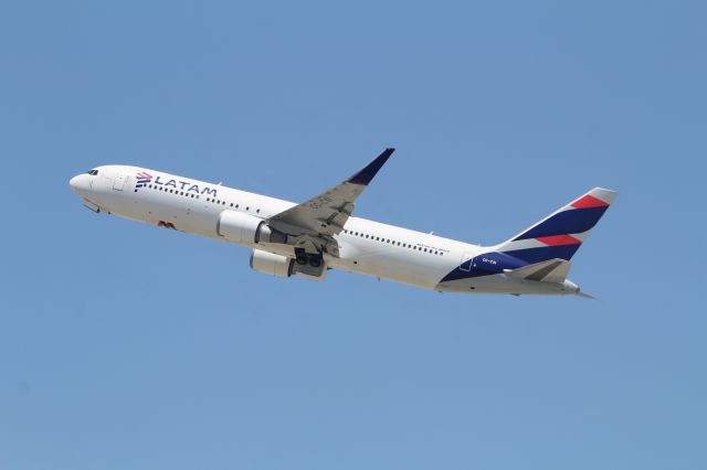 BOEING 767-300 (CC-CXI)