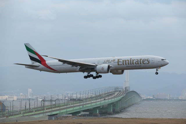 BOEING 777-300ER (A6-ECR)